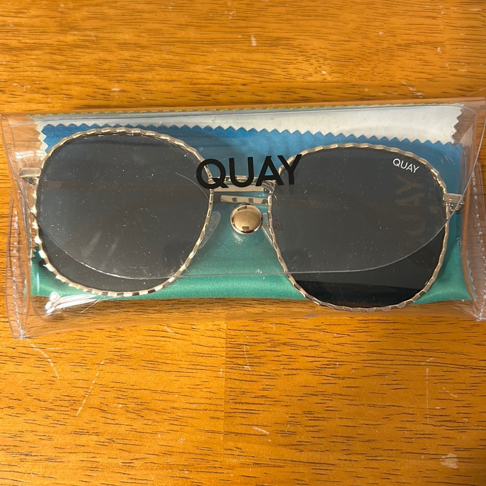 Like new Quay sunglasses